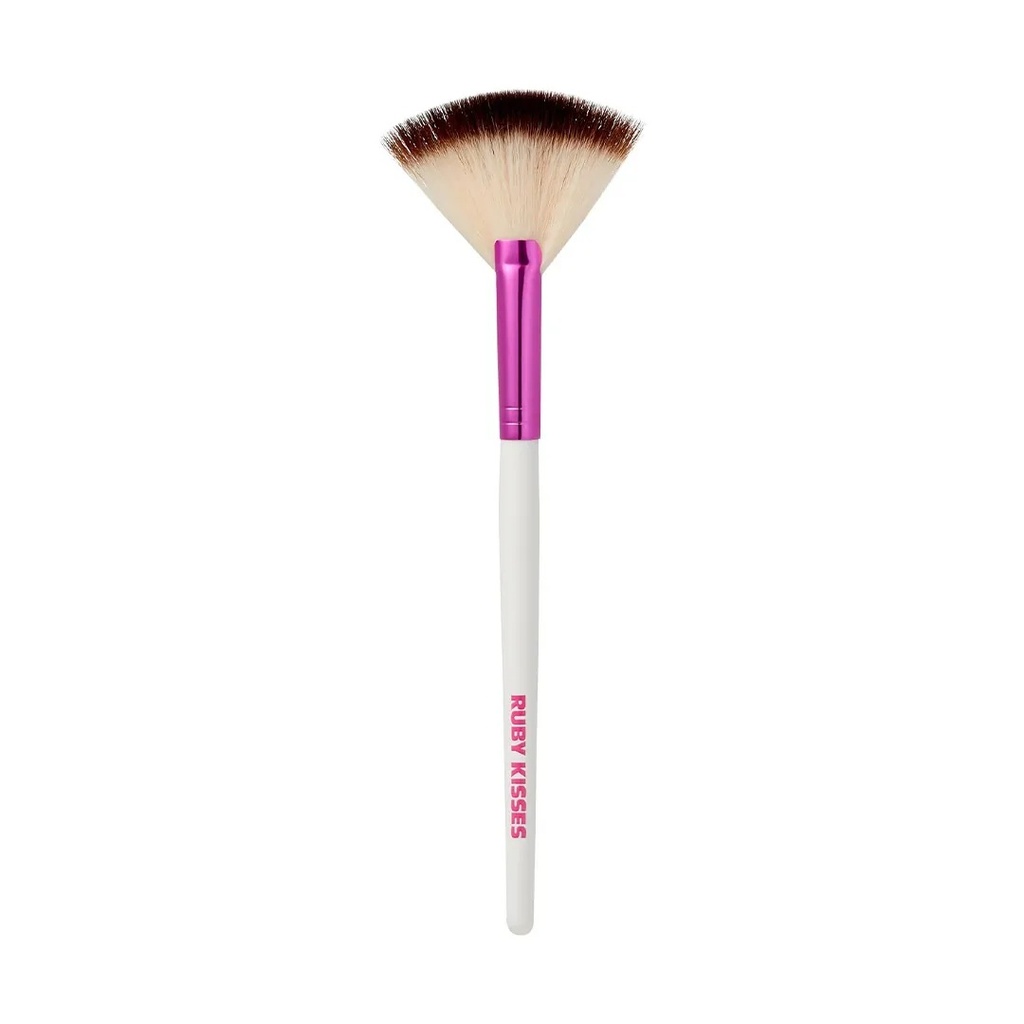 Kiss And Broadway Ruby Kisses Fan Make-Up BrushA